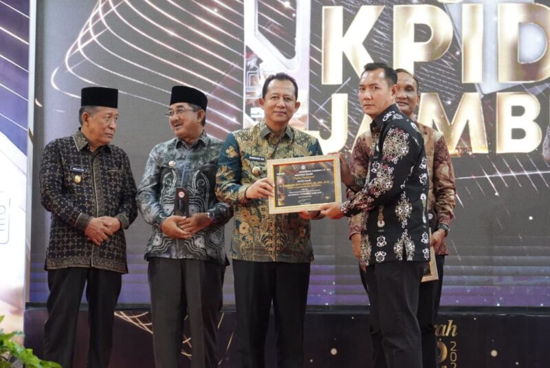 Bupati Muaro Jambi, Bambang Bayu Suseno saat menerima penghargaan dari KPID Provinsi Jambi