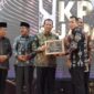 Bupati Muaro Jambi, Bambang Bayu Suseno saat menerima penghargaan dari KPID Provinsi Jambi