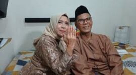 Foto : Istri Fami Bo memamerkan cincin, usai ijab kabul bersama fahmi bo