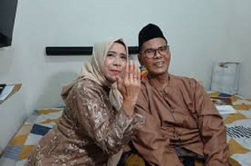 Foto : Istri Fami Bo memamerkan cincin, usai ijab kabul bersama fahmi bo