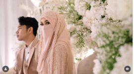 Foto : Pernikahan Fiki naki dengan Tinandrose
