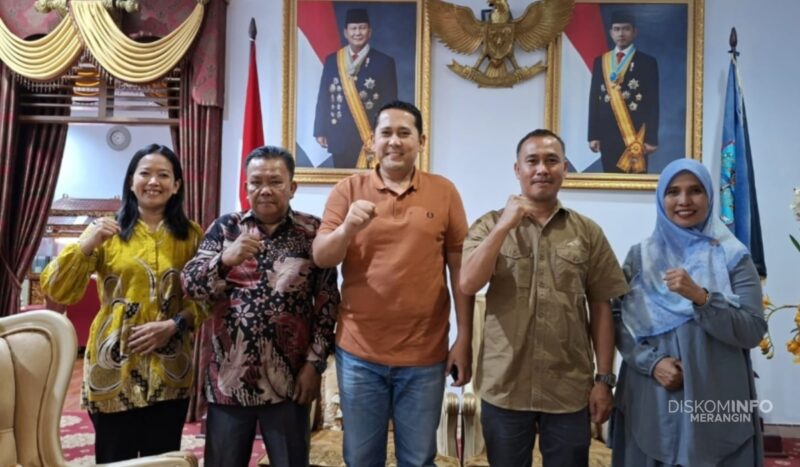 Bupati Merangin, M Syukur saat melepas Keberangkatan Dua Guru Berprestasi dari Merangin ke tingkat Nasional