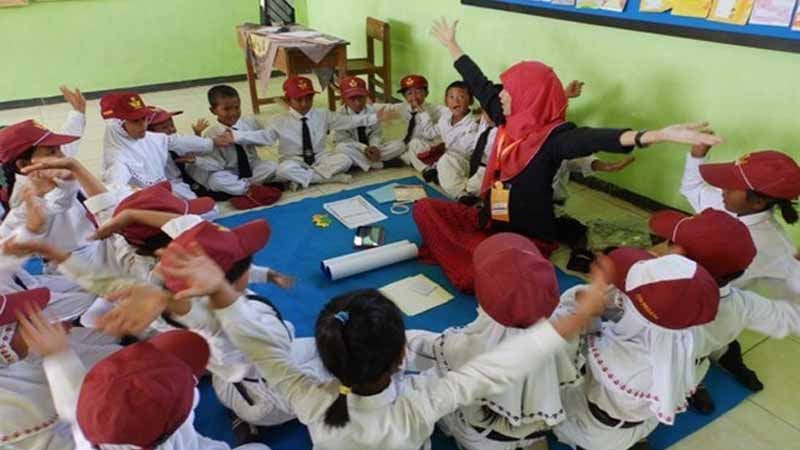 Foto : Kedekatan Guru dan siswa di sekolah