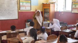 Aktivitas guru saat mengajar siswa di sekolah