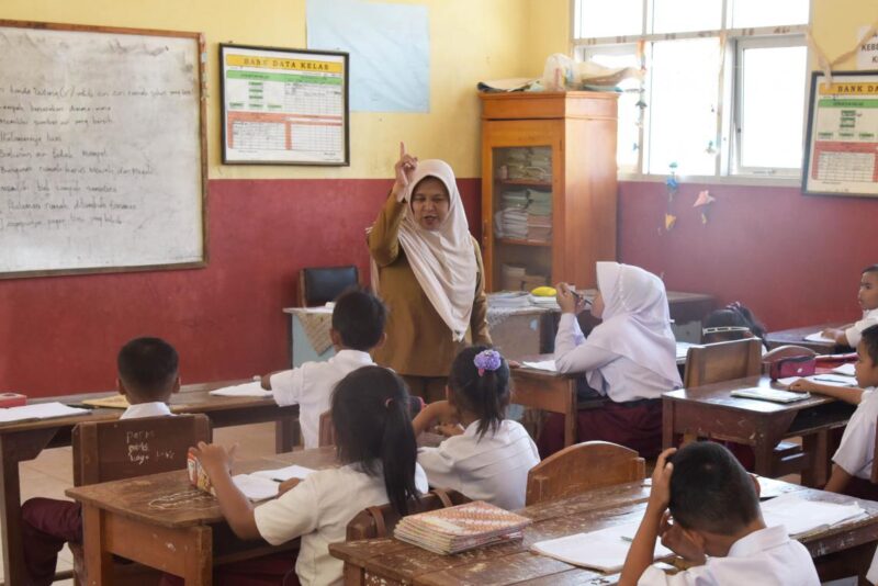Aktivitas guru saat mengajar siswa di sekolah