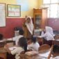 Aktivitas guru saat mengajar siswa di sekolah