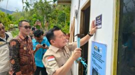 Gubernur Jambi, Alharis Serahkan bantuan secara simbolis Bantuan Bedah Rumah bagi Warga Sungai Penuh.
