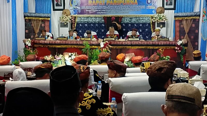 Ketua DPRD, Irwandi, Irwandri didampingi Wakil Ketua DPRD Kerinci, H Boy Edwar, Wakil Ketua DPRD, Surmila, bersama Gubernur Jambi, H Alharis dan Bupati Kerinci, Monadi saat memimpin rapat Paripurna Istimewa