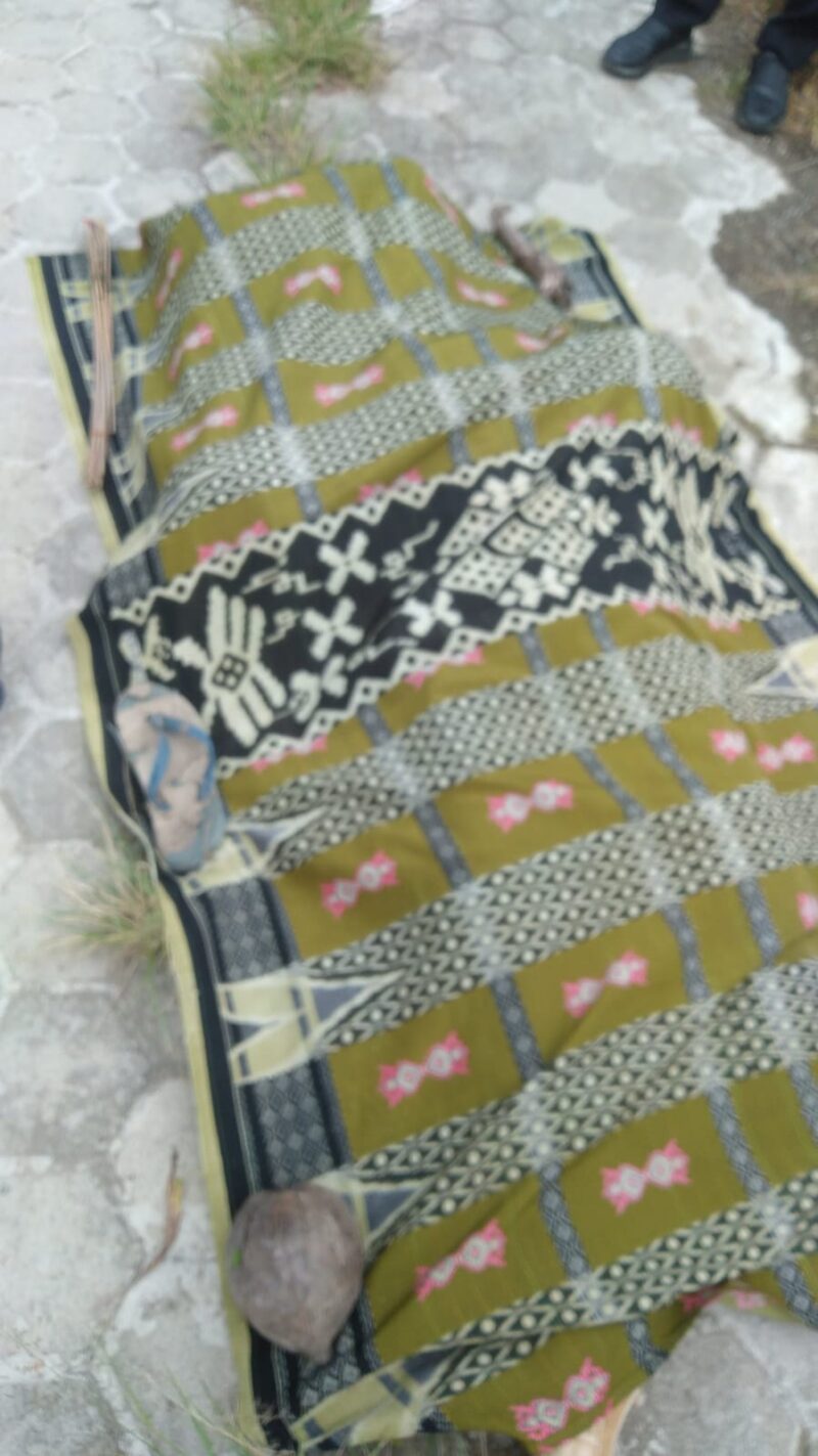 Tampak mayat pria paruh baya yang ditemukan warga Desa Sembilan, Kecamatan Tanah Kampung, Kota Sungai Penuh.