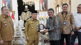 Gubernur Jambi, Alharis saat menerima kunjungan perwakilan direksi PT Semen Baturaja.