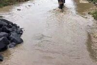 Kondisi jalan di Desa paling serumpun . Banjir mulai mengancam Sungai Penuh