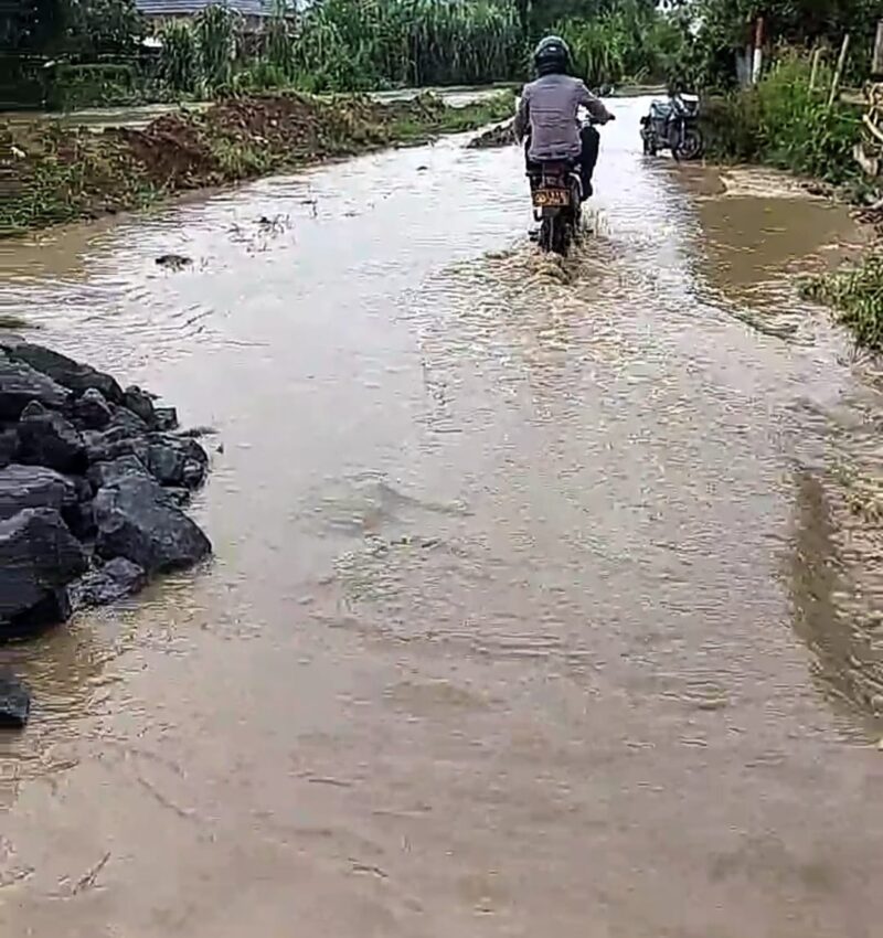 Kondisi jalan di Desa paling serumpun . Banjir mulai mengancam Sungai Penuh