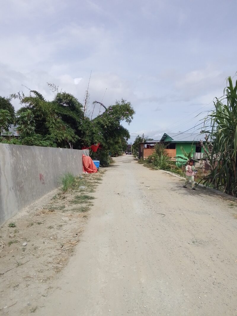 Tampak Kondisi jalan RT 04 Tanjung Rawang dalam kondisi rusak parah dan tak kunjung diperbaiki