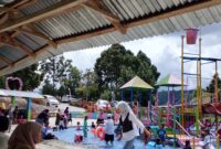 Suasana ramai di salah satu objek milik swasta di Kabupaten Kerinci yang ramai pengunjung pas hari libur