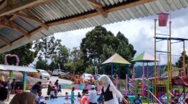 Suasana ramai di salah satu objek milik swasta di Kabupaten Kerinci yang ramai pengunjung pas hari libur