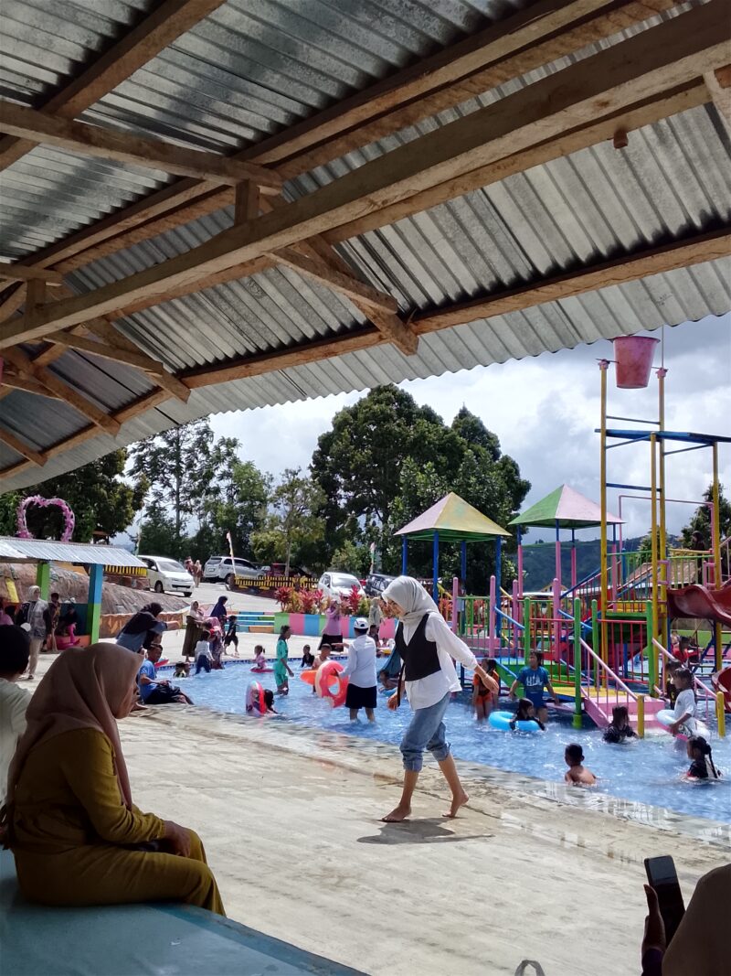 Suasana ramai di salah satu objek milik swasta di Kabupaten Kerinci yang ramai pengunjung pas hari libur