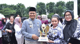 Walikota Jambi, Maulana saat bercengkaraman dengan siswa dan para guru pada peringatan Hari Guru di Kota Jambi