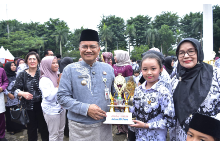 Walikota Jambi, Maulana saat bercengkaraman dengan siswa dan para guru pada peringatan Hari Guru di Kota Jambi