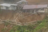 Sebuah bangunan di KM13 Sungai Penuh-tapan ambruk diterjang longsor.