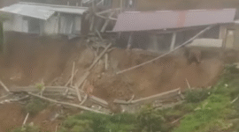 Sebuah bangunan di KM13 Sungai Penuh-tapan ambruk diterjang longsor.