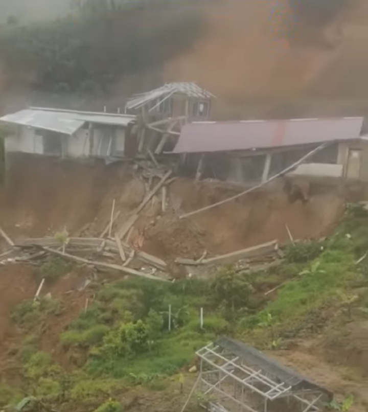 Sebuah bangunan di KM13 Sungai Penuh-tapan ambruk diterjang longsor.