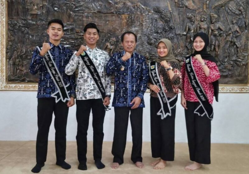 Foto bersama Wawako Sungai Penuh, Azhar Hamzah dengan Bujang Gadih Sungai Penuh