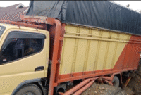 Sebuah truk terjebak, karena jembatan ambruk di Sungai Abu 