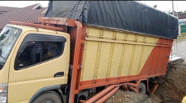 Sebuah truk terjebak, karena jembatan ambruk di Sungai Abu 