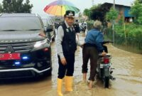 Wawako Sungai Penuh, Azhar Hamzah saat meninjau banjir di Simpang Tiga Rawang