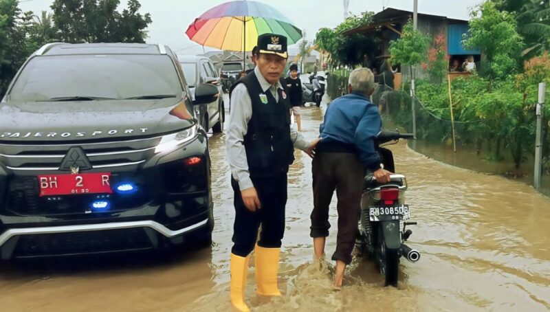 Wawako Sungai Penuh, Azhar Hamzah saat meninjau banjir di Simpang Tiga Rawang