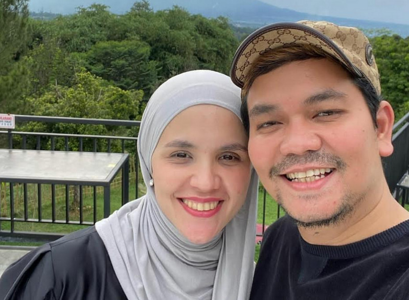 Artis Indra Bekti bersama Istri, yang berencana pindah ke Australia.