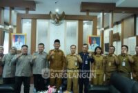 Bupati Sarolangun, Hurmin saat menyambut kunjungan Tim KIP Provinsi Jambi.
