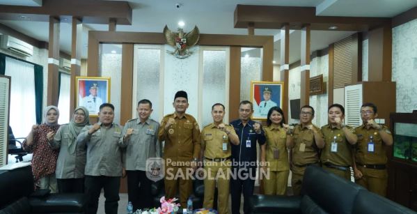Bupati Sarolangun, Hurmin saat menyambut kunjungan Tim KIP Provinsi Jambi.