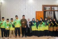 Bupati Sarolangun, H Hurmin saat sesi foto bersama dengan kafilah Sarolangun  usai mengikuti lomba MTQ ke 54 tingkat Provinsi Jambi