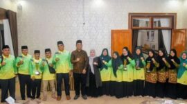 Bupati Sarolangun, H Hurmin saat sesi foto bersama dengan kafilah Sarolangun  usai mengikuti lomba MTQ ke 54 tingkat Provinsi Jambi