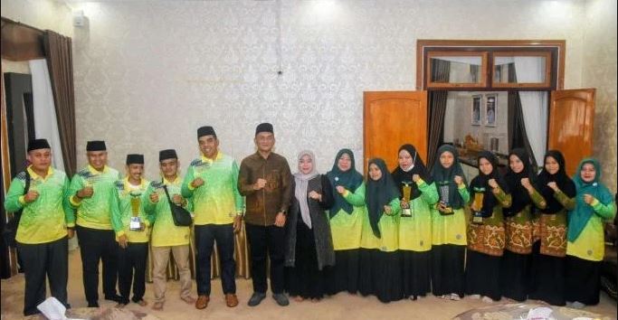 Bupati Sarolangun, H Hurmin saat sesi foto bersama dengan kafilah Sarolangun  usai mengikuti lomba MTQ ke 54 tingkat Provinsi Jambi