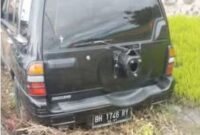 Tampak mobil eskudo milik PNS desa koto majidin masuk sawah, diduga karena supir pingsan.