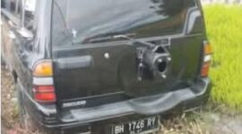 Tampak mobil eskudo milik PNS desa koto majidin masuk sawah, diduga karena supir pingsan.