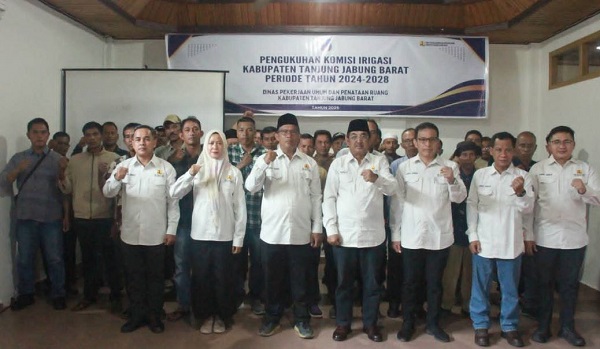 Foto bersama Bupati Tanjung Jabung Barat, H Anwar Sadat dengan Komisi Irigasi