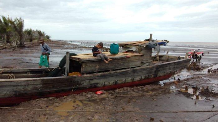 Tampak Perahu milik Nelayan Tanjabtim tidak beroperasi, dikarenakan krisis BBM jenis Solar yang dialami.