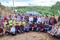 Foto Bersama Bupati Merangin, M Syukur dengan Masyarakat Jangkat Timur