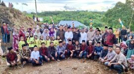 Foto Bersama Bupati Merangin, M Syukur dengan Masyarakat Jangkat Timur