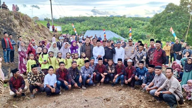 Foto Bersama Bupati Merangin, M Syukur dengan Masyarakat Jangkat Timur