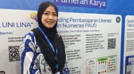 Laela Qodariah, salah satu pengajar di PAUD KB Al-Fadilah, Jawa Barat, membagikan pengalamannya memakai Canva untuk membuat materi pembelajaran coding bagi pelajarnya.