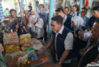 Menteri Perdagangan, Budi Santoso saat berkunjung ke pasar tradisional serta mengajak pedagang gunakan sistem pembaayaran QRIS untuk bertransaksi.