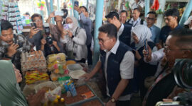 Menteri Perdagangan, Budi Santoso saat berkunjung ke pasar tradisional serta mengajak pedagang gunakan sistem pembaayaran QRIS untuk bertransaksi.