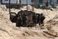 Foto : Militer Israel berjaga-jaga di pengungsian penampung warga Palestina