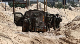 Foto : Militer Israel berjaga-jaga di pengungsian penampung warga Palestina