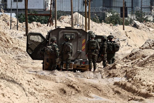 Foto : Militer Israel berjaga-jaga di pengungsian penampung warga Palestina