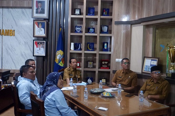 Bupati Muaro Jambi Dr. Bambang Bayu Suseno, SP, MM, M.Si menerima Tim Visitasi Monev Komisi Informasi Provinsi Jambi